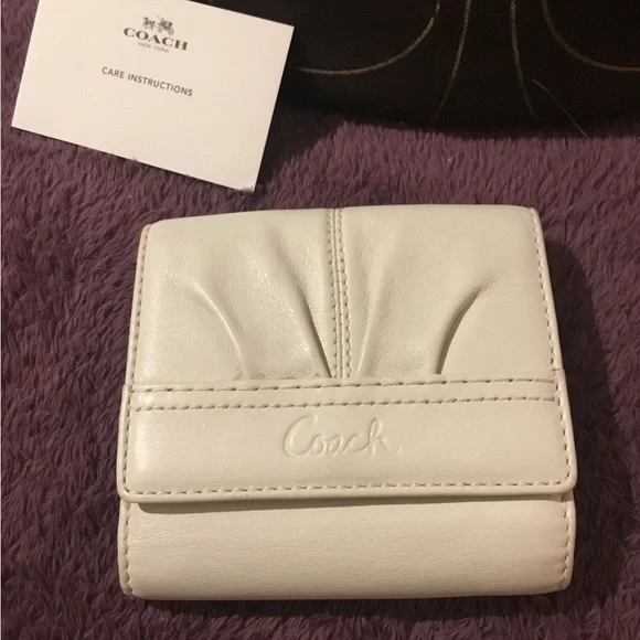 Vintage EUC White Leather Soho Pleated Leather Coach Bifold Wallet - Picture 1 of 16